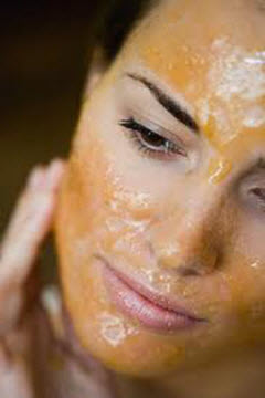 How to Cure and Protect Your Skin With a Honey Mask
